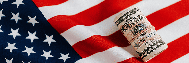 Amerikaanse vlag met dollarbiljetten