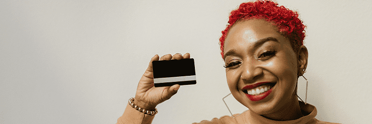 Vrouw met prepaid creditcard