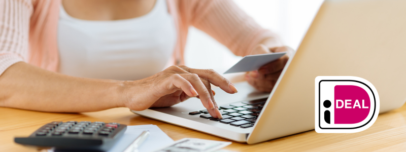 Vrouw doet online betaling met iDEAL