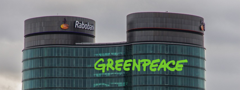 Gebouw van Rabobank met logo Greenpeace ervoor