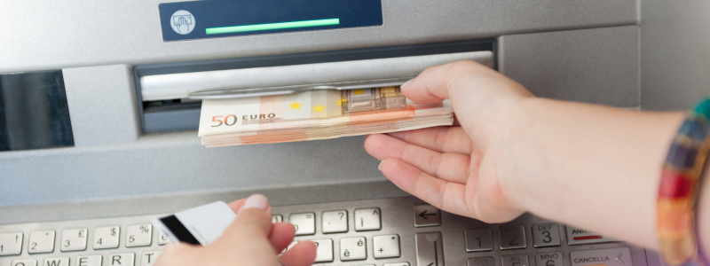 Vrouw neemt geld op bij geldautomaat