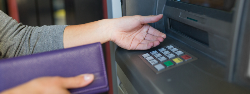 Geld opnemen bij geldautomaat